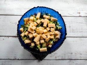 Салат с грецкими орехами и колбасой