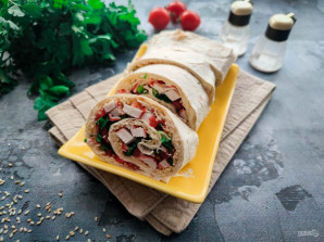 Рулет из лаваша с крабовыми палочками и помидорами