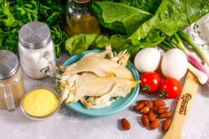 Салат с миндалем и курицей