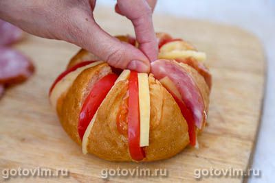 Булочки, фаршированные сыром и колбасой