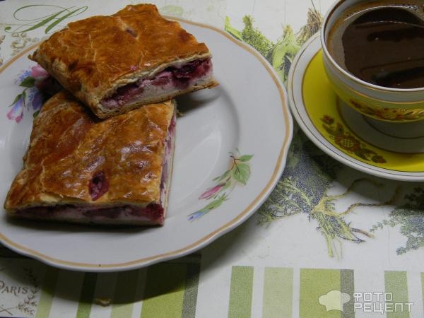 Рецепт: Пирог из слоеного теста с творогом и свежими ягодами - со сметаной и агар-агаром Рецепт: Пирог из слоеного теста с творогом и свежими ягодами - со сметаной и агар-агаром