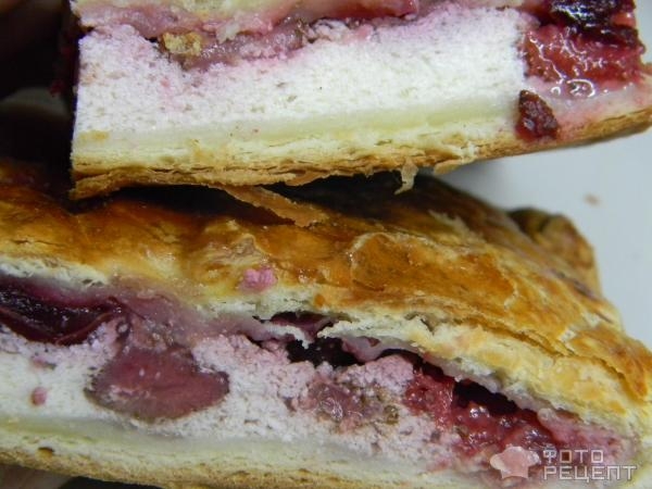 Рецепт: Пирог из слоеного теста с творогом и свежими ягодами - со сметаной и агар-агаром Рецепт: Пирог из слоеного теста с творогом и свежими ягодами - со сметаной и агар-агаром