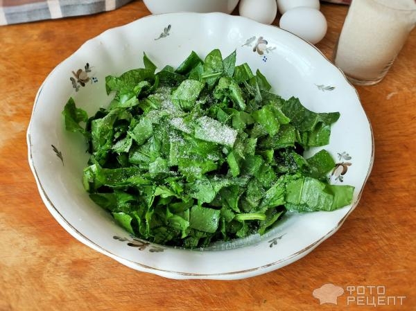 Рецепт: Шарлотка со щавелем - Быстрый сладкий пирог