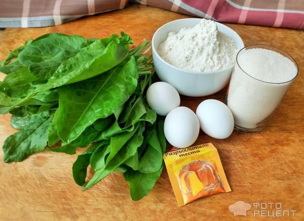 Рецепт: Шарлотка со щавелем - Быстрый сладкий пирог