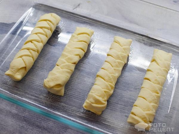 Рецепт: Слойки с моцареллой - Косички с палочками моцареллы - быстро и вкусно!