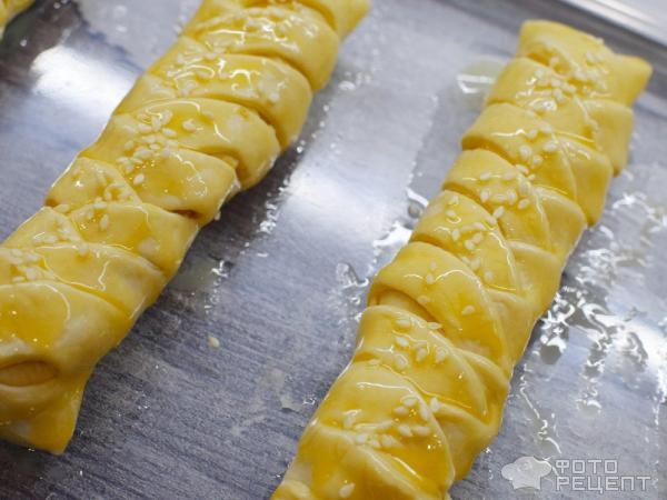 Рецепт: Слойки с моцареллой - Косички с палочками моцареллы - быстро и вкусно!