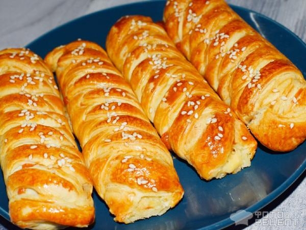 Рецепт: Слойки с моцареллой - Косички с палочками моцареллы - быстро и вкусно!