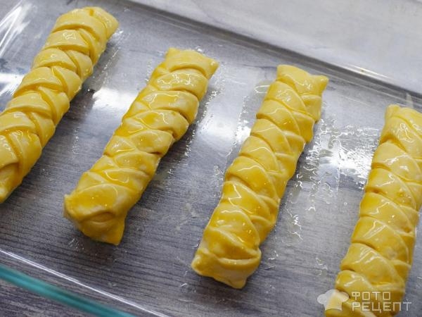 Рецепт: Слойки с моцареллой - Косички с палочками моцареллы - быстро и вкусно!