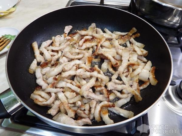 Рецепт: Жареная свиная грудинка с картошкой и луком - вкусно и по-домашнему