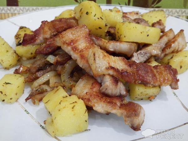 Рецепт: Жареная свиная грудинка с картошкой и луком - вкусно и по-домашнему