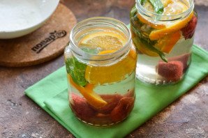 Компот из клубники с мятой и апельсином