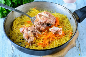 Вермишель с тушенкой на сковороде