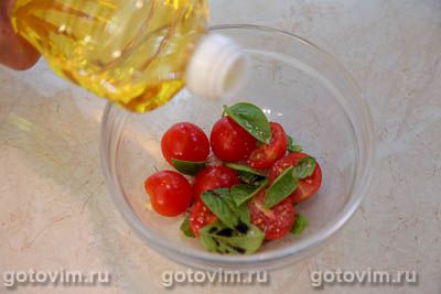 Брускетта с творожным сыром, помидорами черри и базиликом