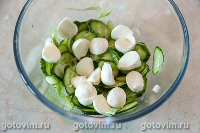 Салат из клубники с огурцами и сыром моцарелла Салат из клубники с огурцами и сыром моцарелла