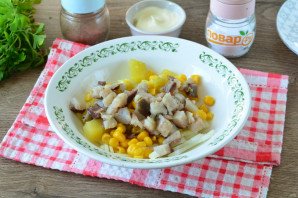 Салат из сельди с кукурузой