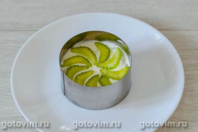 Нежный слоеный салат из авокадо с огурцом, сельдереем и апельсинами