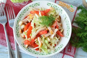 Салат с капустой, ветчиной и сухариками