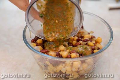 Мексиканский салат из нута, фасоли и лука Мексиканский салат из нута, фасоли и лука