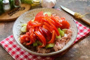 Салат с говядиной и ветчиной