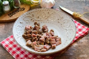 Салат с говядиной и ветчиной