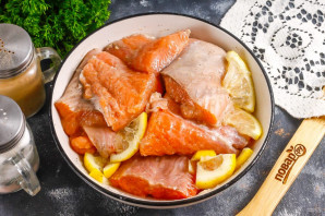 Соленая горбуша с лимоном