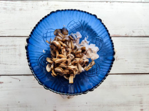 Салат с курицей и брусникой