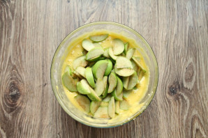 Шарлотка с яблоками на сметане в мультиварке Шарлотка с яблоками на сметане в мультиварке