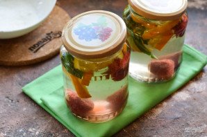 Компот из клубники с мятой и апельсином