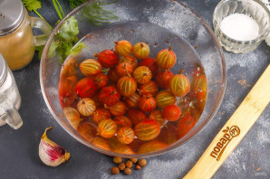 Крыжовник маринованный с чесноком