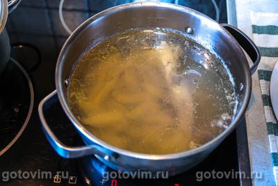 Куриный суп с зеленым горошком и вермишелью Куриный суп с зеленым горошком и вермишелью