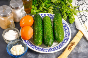 Жареные огурцы с яйцами