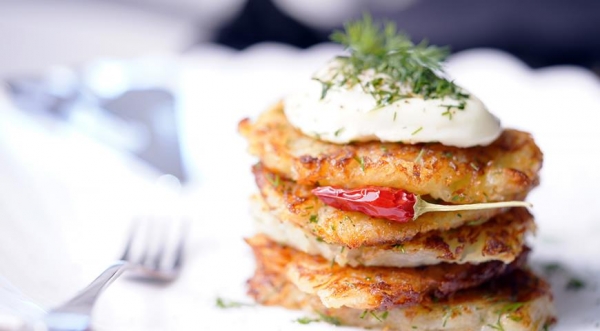 Драники без муки с яйцом пашот, пошаговый рецепт с фото