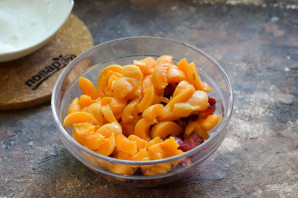 Пирог с абрикосами и клубникой в лаваше