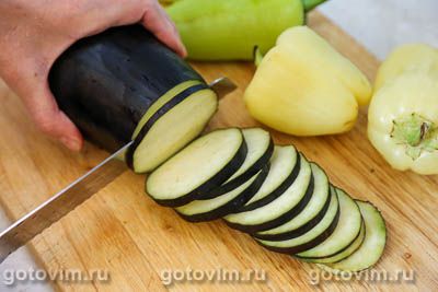 Баклажаны и перцами, обжаренные на сковороде в горчично-медовом соусе