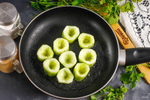 Жареные огурцы с яйцами