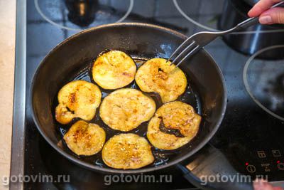 Баклажаны и перцами, обжаренные на сковороде в горчично-медовом соусе