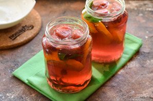 Компот из клубники с мятой и апельсином