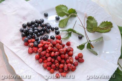 Ягодный чай с земляникой и черникой