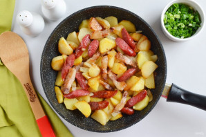 Жареная картошка с охотничьими колбасками