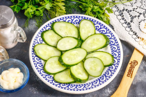 Салат с раковыми шейками и авокадо