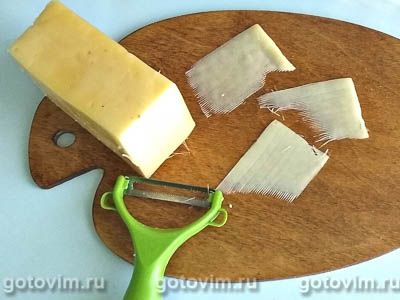 Салат из сыра с яйцом и красной редькой под острой заправкой