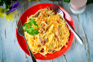 Вермишель с тушенкой на сковороде