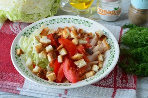 Салат с капустой, ветчиной и сухариками