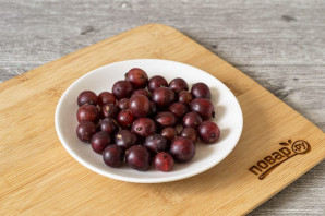 Компот из крыжовника с малиной