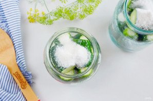 Маринованные огурцы в литровых банках