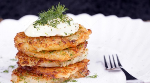 Драники без муки с яйцом пашот, пошаговый рецепт с фото
