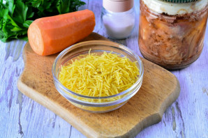 Вермишель с тушенкой на сковороде