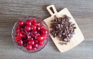 Шоколадные вареники с вишней