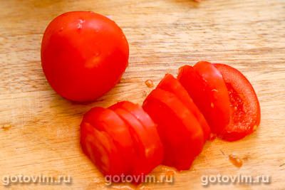 Горячие булочки, фаршированные колбасой, помидорами и сыром моцарелла