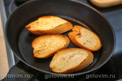 Брускетта с творожным сыром, помидорами черри и базиликом